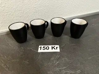 Sæt med sorte kaffekopper
