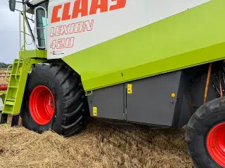 CLAAS LEXION 420 Velholdt maskine med kun 1900timer og 600 Skærbord
