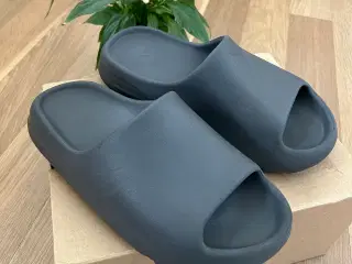 Yeezy slide str 42