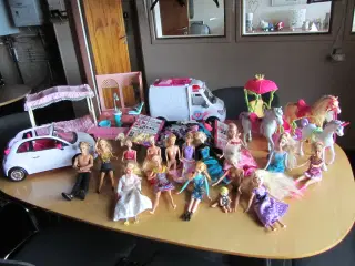 Barbie biler, dukker og heste samt mange ting.