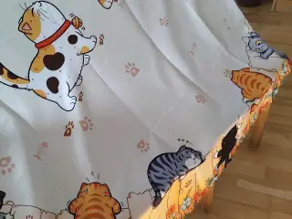 Borddug med katte.