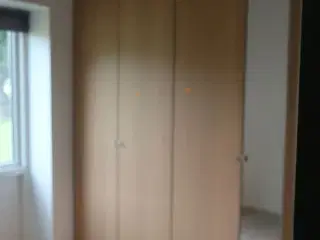 Klædeskab