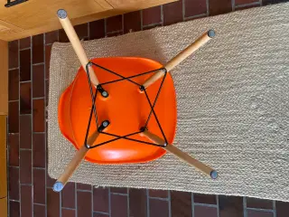 Spisestuestole I stil med Eames stol 
