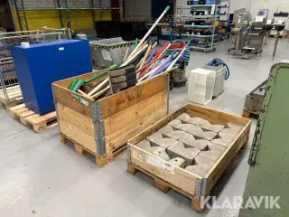 Lot med have-/rengøringsredskaber og sten - 2 paller