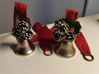 Gammel julepynt. Gamle juleklokker med pynt