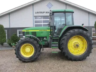 John Deere 7710 8.1L motor, store hjul og frontlift. En ejeres velholdt gård traktor.