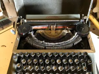 Rejse skrivemaskine i mærket Patria