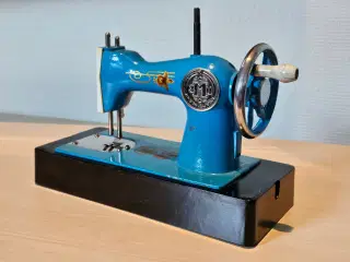 Smuk Blå Symaskine fra 60'ernes Sovjetunionen