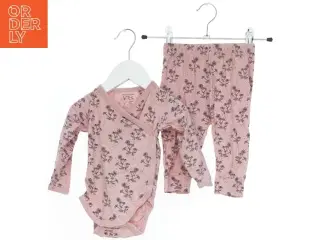 Lyserødt blomsterprint baby sæt fra VRS (str. 68)