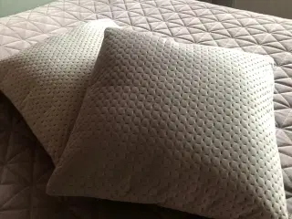 Rosa sengetæppe med 2 pyntepuder.