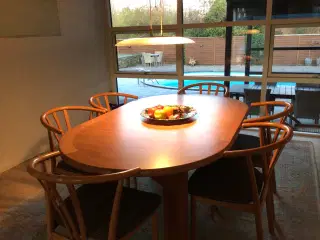 Spisebord med 6 stole og lampe