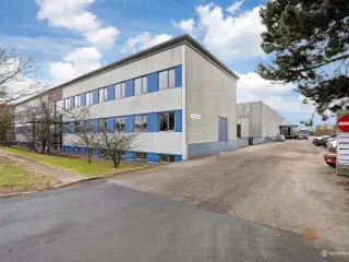 Stort lagerlejemål med mulighed for engrossalg. velbeliggende i et eftertragtet erhvervsområde i Glostrup.
