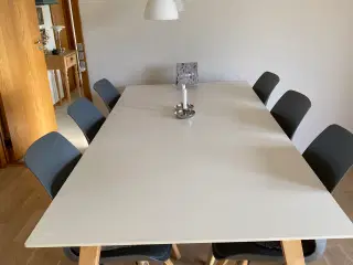Bord med 2 tillægsplader og 6 stole