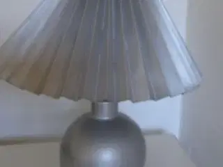 Lampe med lampeskærm 