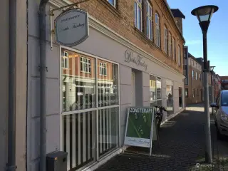 Nyrenoveret lejemål med central beliggenhed