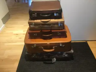 Gamle kufferter i forskellige størrelser.