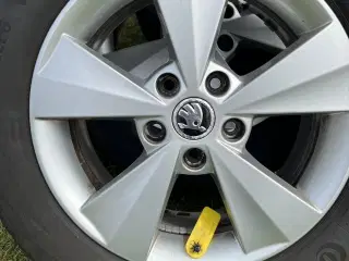 Skoda Alu fælge inkl. næsten nye Conti dæk.