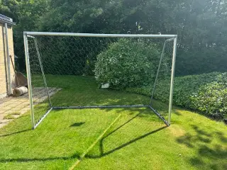 Fodboldmål og M station