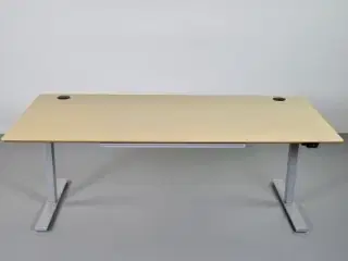 Scan office hæve-/sænkebord i birk med udtræksskuffe, 200 cm.