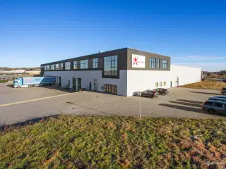 1.700 m2 lager samt 550 m2 kontor