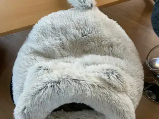 Katte-hule-puder i grå og i hvid 