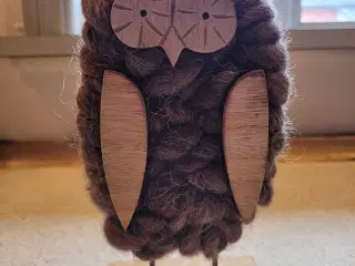Ugle lavet af træ og uld 