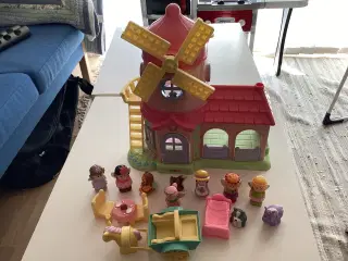 Fint legehus fra Play2Learn med figurer mm.