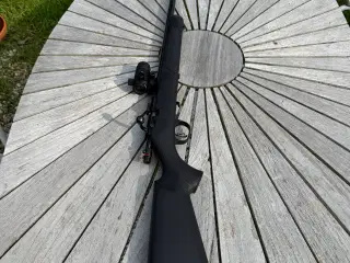 Salonriffel med "red dot" sigte og lyddæmper 