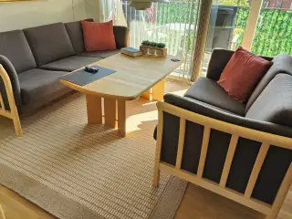 Elegant og velholdt tremmesofaer samt sofabord