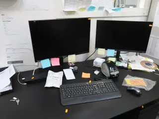 2 stk. computerskærme SAMSUNG S24C650, tastatur, mus, dockingstation