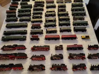 Modeltogssæt med diverse lokomotiver og vogne