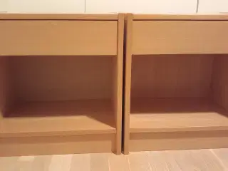 Sengeborde I lyst træ