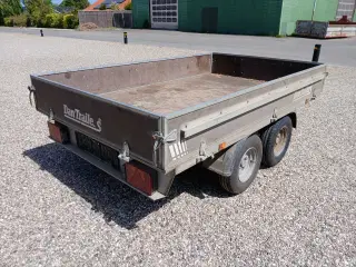 Boggi trailer uden nummerpladerne med papirer 