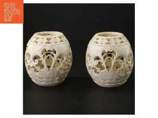 Dekorative udskårne lysestager (str. H. 9,5 cm. ø. 9,5 cm)