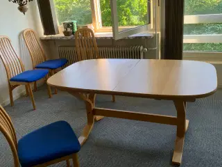 Spisebord i træ samt 4 stole gives væk