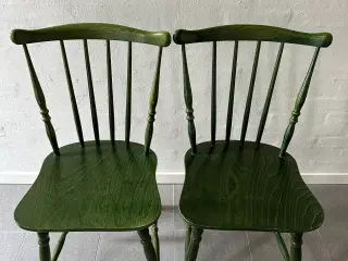 Stole , 2 stk grønne tremmestole. Kr 100 pr stk.