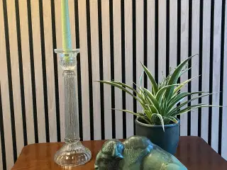 Gammel lysestage i presset glas