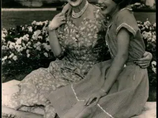 Dronning Ingrid og Prinsesse Margrethe på Fredensborg Slot - Stender 7002 - Ubrugt