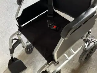 Letvægtskørestol i aluminium.