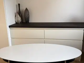 Hvid laminat bord med en hylde under