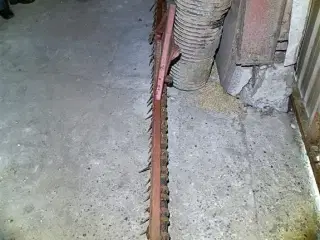 - - - Gårdrive ca. 2,5 meter