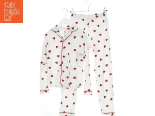 Hvid pyjamas med røde hjerter fra H&M (str. 140)