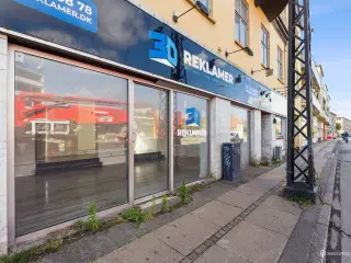 Skal din virksomhed ses af over 20.000 bilister hver dag?