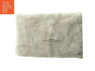 Hæklet hvidt sengetæppe med mønster