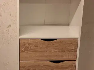 Hvid smal og høj reol med ben og skuffer i egelook