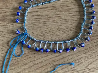 Hjemmelavet halskæde af porcelæn perler og rester 