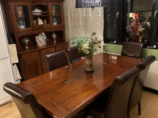 Spisebord og stole