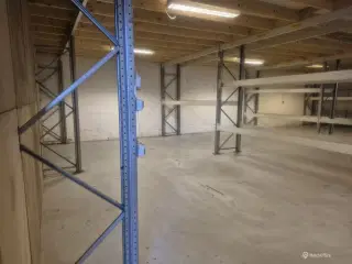Lager med stor port. let adgang m. palleløfter/truck/bil - plan med jord. - 198m2