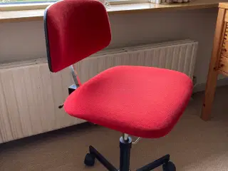 Fin rød kontorstol