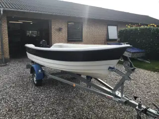 Nyere jolle med trailer